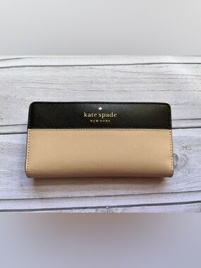 Kate Spade New York Madison slim bi fold color block wallet. Beige and black
